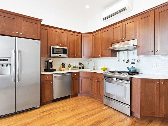 3rd image of 564 Henry St #3