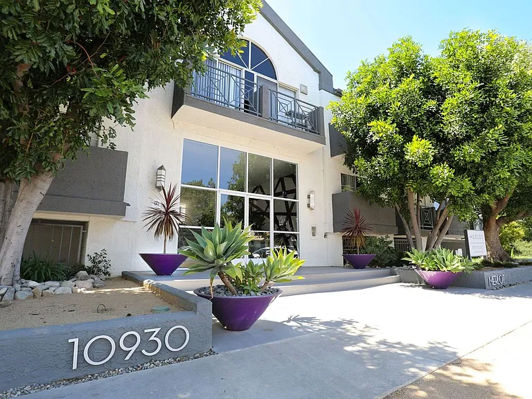10930 Otsego St — Photo 4