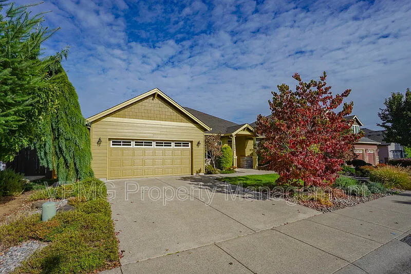 3 bed, 2.0 bath, 2332 sqft, $3,295 — Photo 2