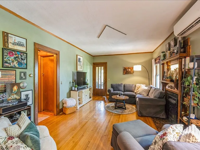 102 E Broadway St — Photo 12