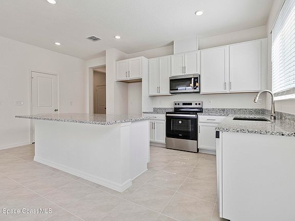 3rd image of 386 Glaspell Cir SE