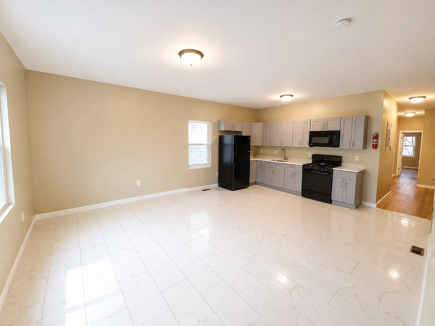 3 bed, 700 sqft, $2,395 — Photo 2