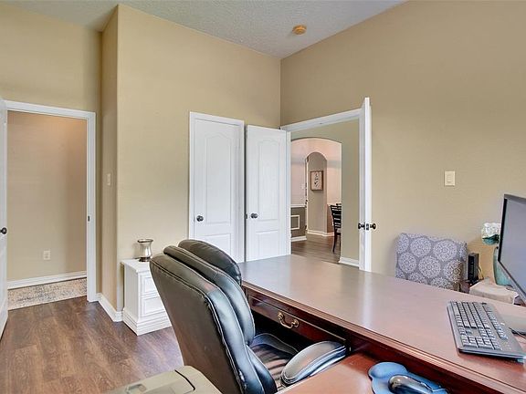 5th image of 1077 Gladstone Dr
