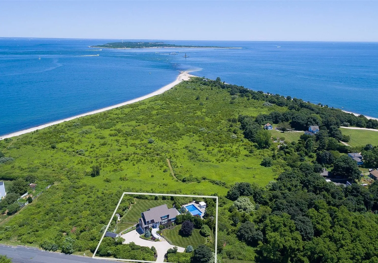 Spacious Home with Panoramic Views of Long Island Sound & pool — Photo 2