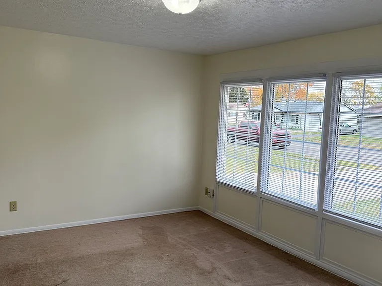 411 Eberhart Dr — Photo 7