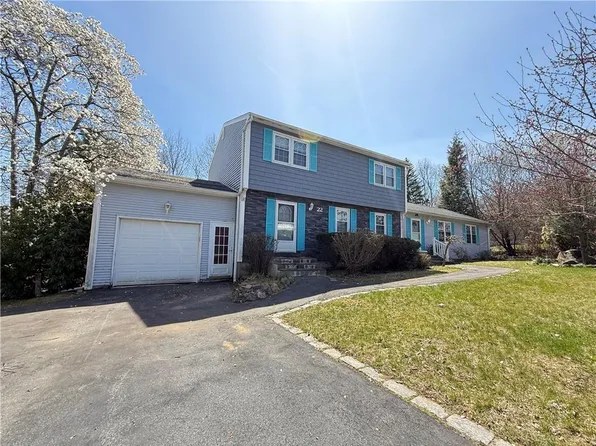 22 Chicory Ln, Cranston, RI 02921