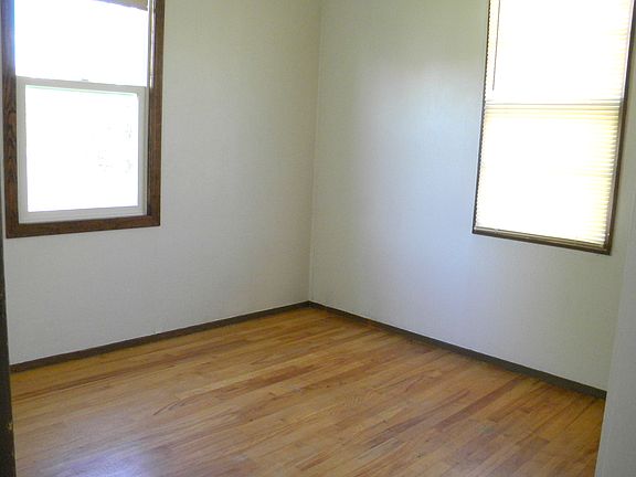 4th image of 387 Evergreen Ave