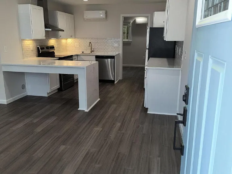 1309 Hudson Ave #B4 — Photo 5