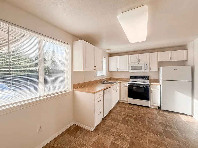 465 E Ellendale Ave — Photo 5