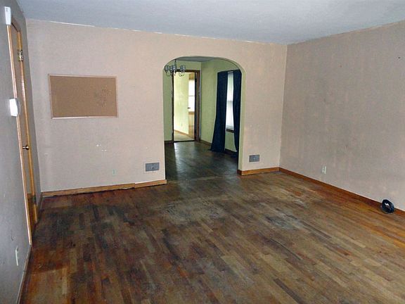 4th image of 829 W Lusher Ave
