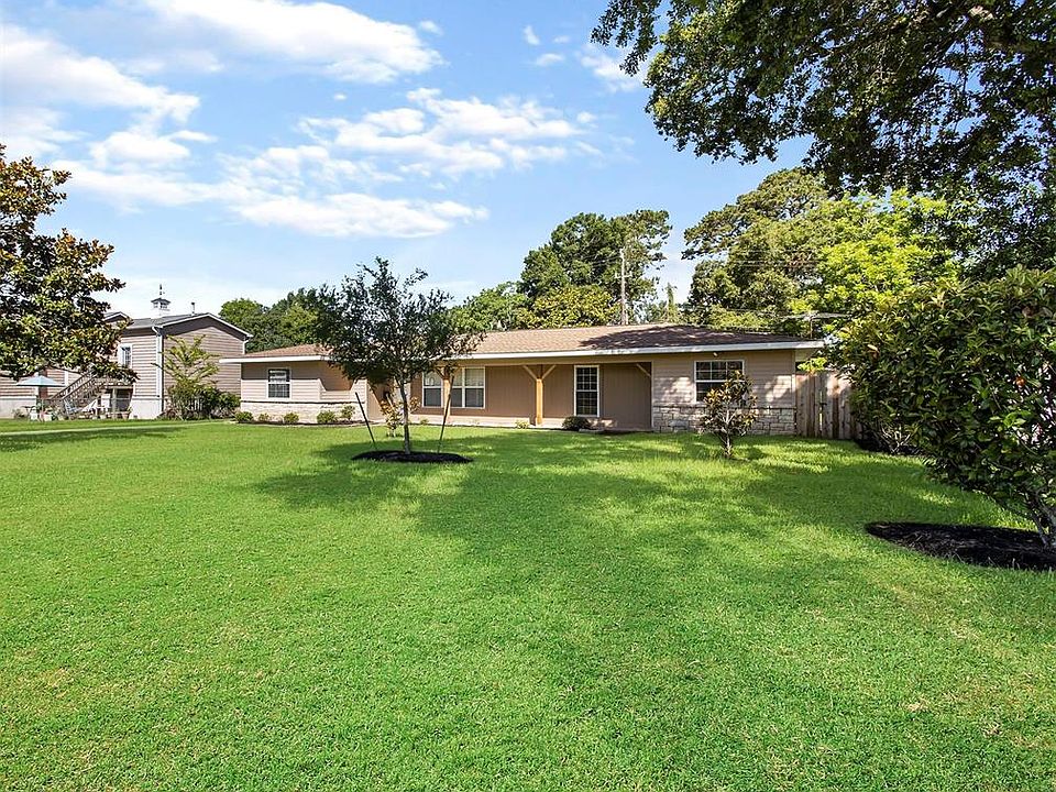 1st image of 105 Lakeshore Dr