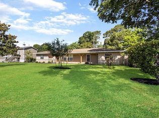 105 Lakeshore Dr, Seabrook, TX 77586