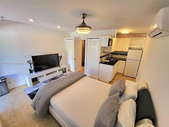4th image of 2421 NE 25th Pl #4
