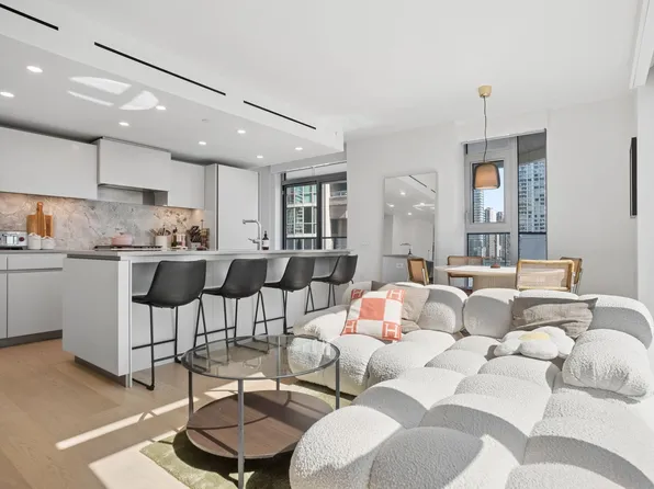 889 Pacific St #902, Vancouver, BC V6Z 1C3