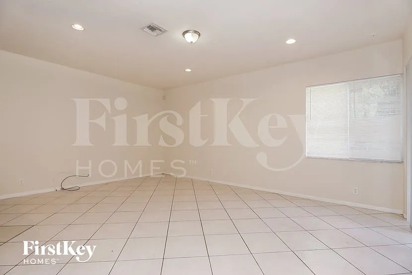 6 bed, 4.0 bath, 3736 sqft, $4,370 — Photo 4