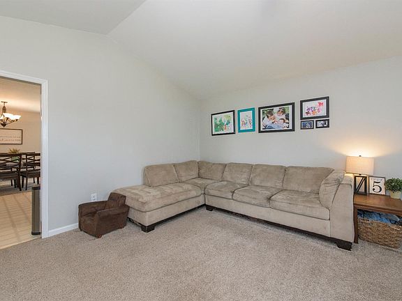 5th image of 802 E Margaret Dr
