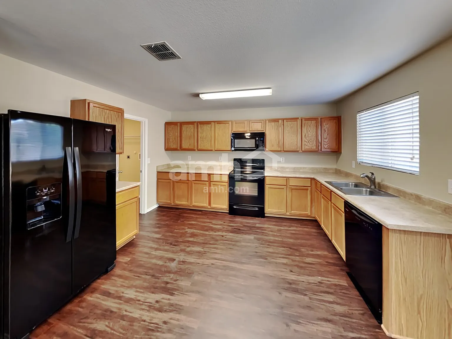3 bed, 2.5 bath, 2196 sqft, $1,910 — Photo 3
