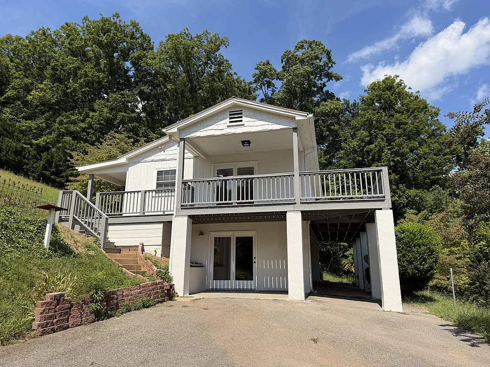 1860 Crescent Dr