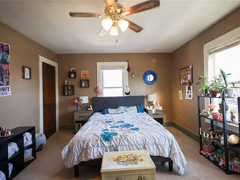 220 Kingsbury Ave — Photo 13