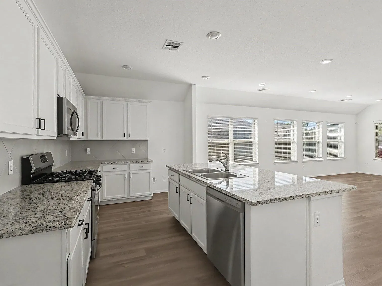 4 bed, 2.0 bath, 1953 sqft, $2,250 — Photo 4