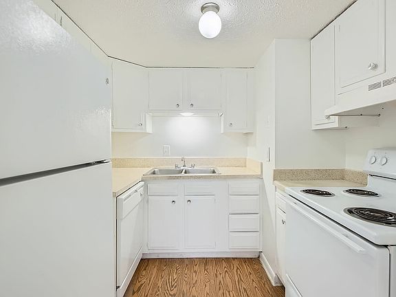 1570 Lane Ave S - Web Quality - 010 - 10 Kitchen
