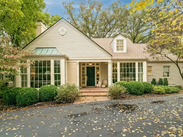 8 Wakefield Dr, Saint Louis, MO 63124