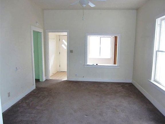 3rd image of 904 W Sinclair St