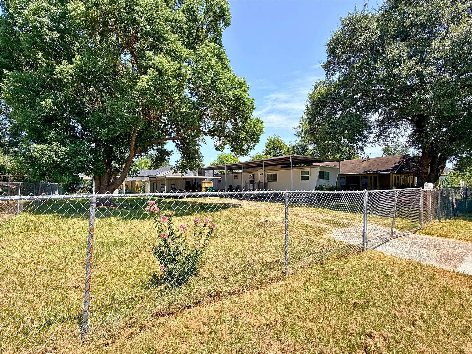 2 bed, 1.5 bath, 600 sqft, $1,300 — Photo 1