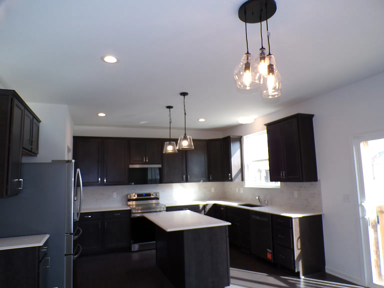 4 bed, 2.5 bath, 2907 sqft, $4,000 — Photo 2