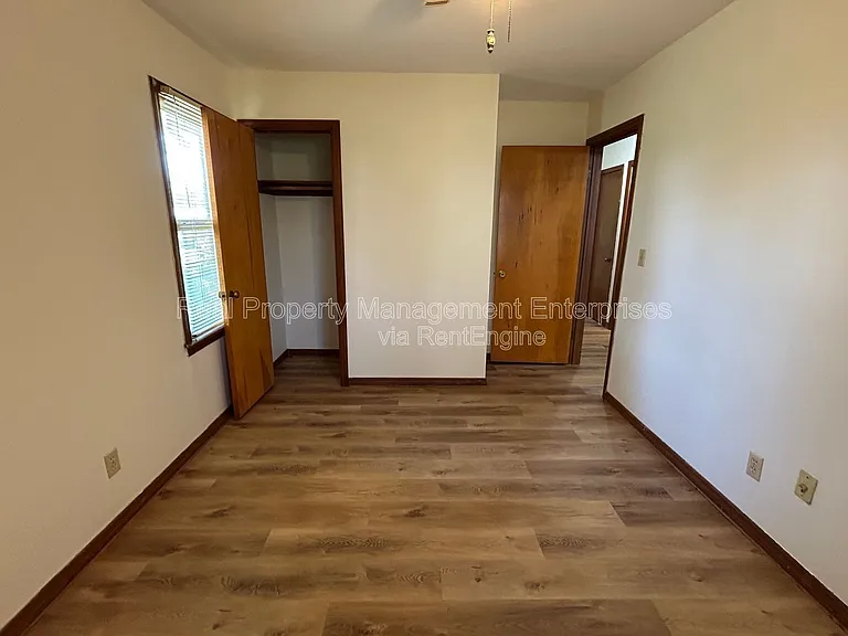 204 Wolf Ln — Photo 12