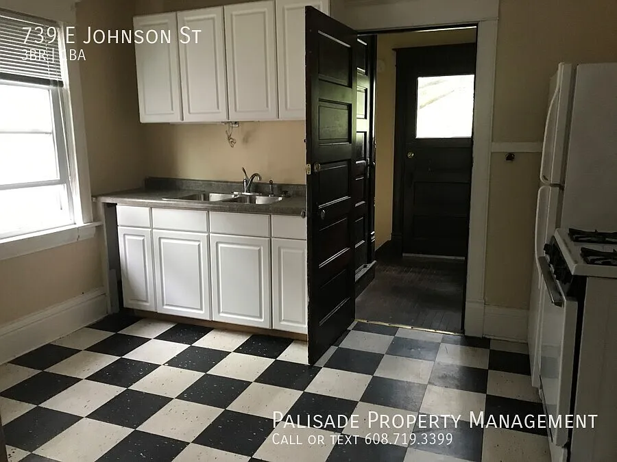 739 E Johnson St — Photo 3