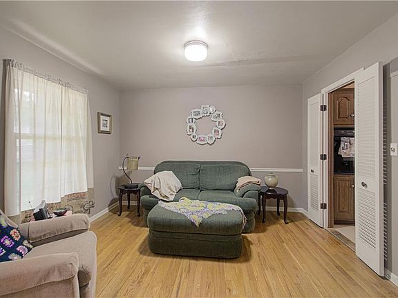 5th image of 106 E 118th St