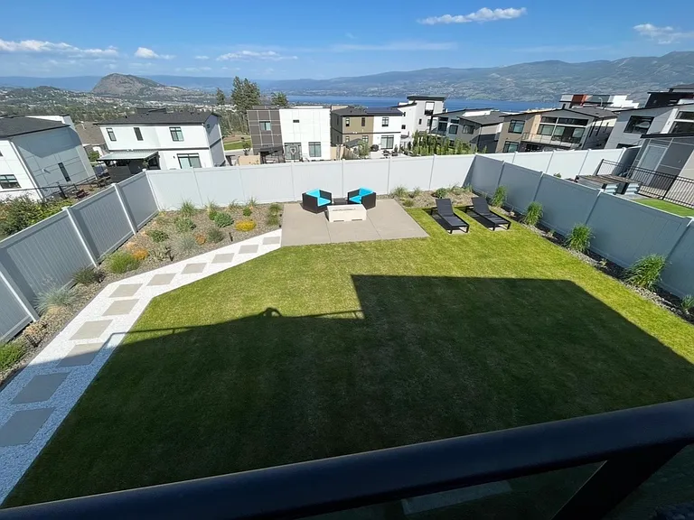 Astoria Dr — Photo 12