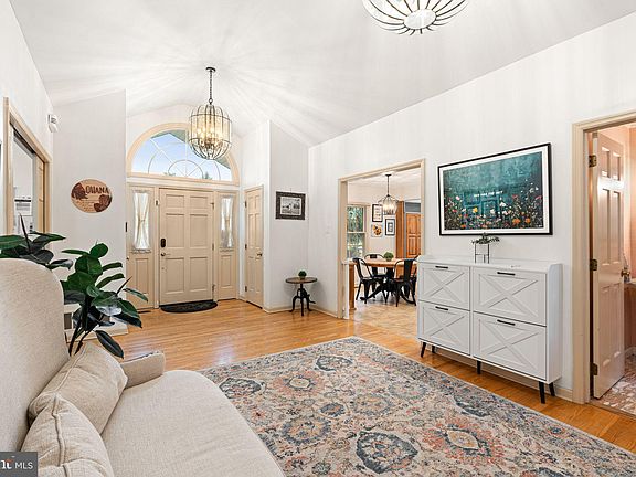 5th image of 315 Hutchinson Ave