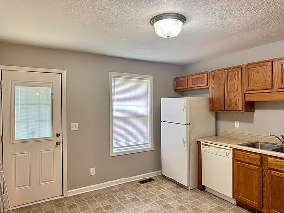 3rd image of 926 Kingsbury Dr APT A
