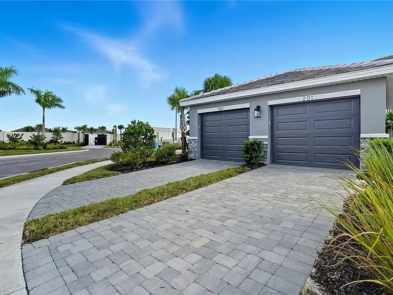 11861 Venetian Lagoon Dr — Photo 2