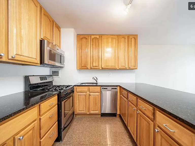 135 Montgomery St #19H — Photo 7