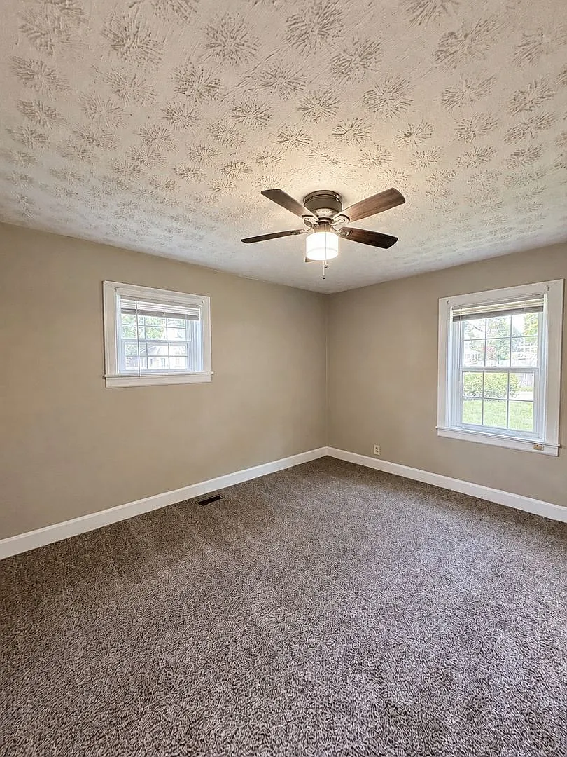 733 Golfview Drive | 4 Bedroom / 2 Bathroom Campus Rental — Photo 3