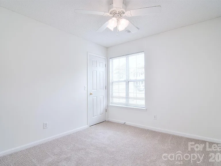 550 Carlisle Dr — Photo 7