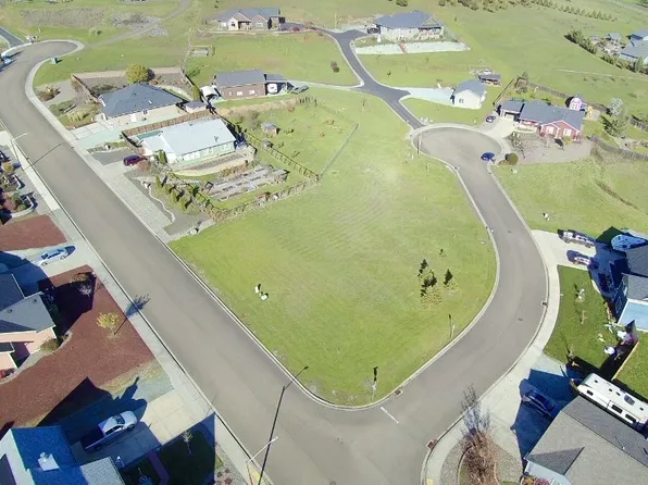 106 NE Spring View Dr, Myrtle Creek, OR 97457