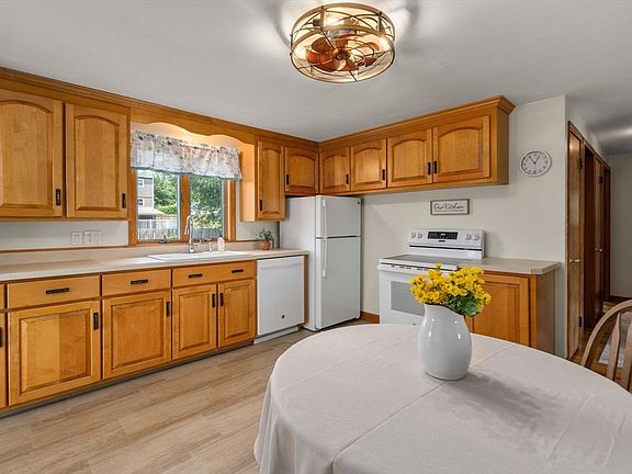 4th image of 1534 Donohue Rd