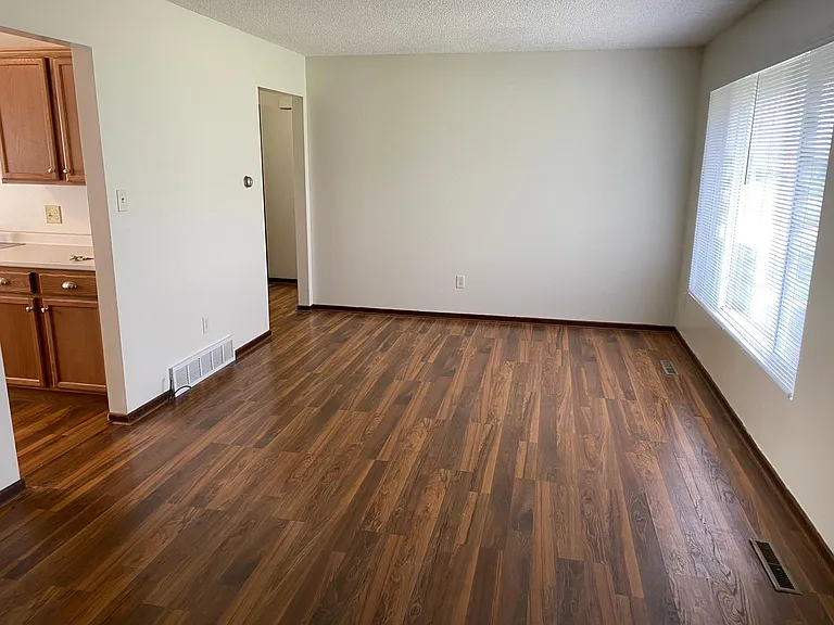 1302 W Washington Ave — Photo 7