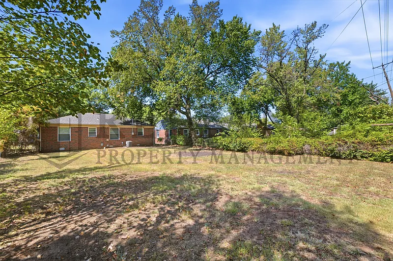 3 bed, 1.0 bath, 1060 sqft, $1,045 — Photo 4