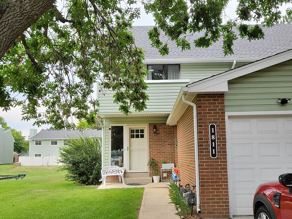 Shared entrance.
(Near basement entrance)