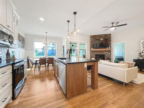 4th image of 1603 NE Jaclyn Dr