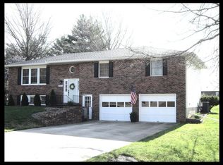 1302 Hawthorn Dr, Macon, MO 63552