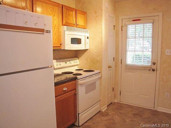 3rd image of 16919 Bridgeton Ln