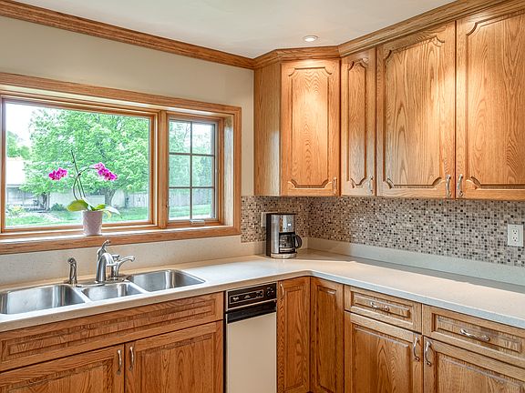 5th image of 901 Gleneagle Dr