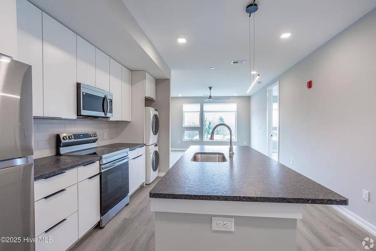 Building Photo - 607 S 11th St #208