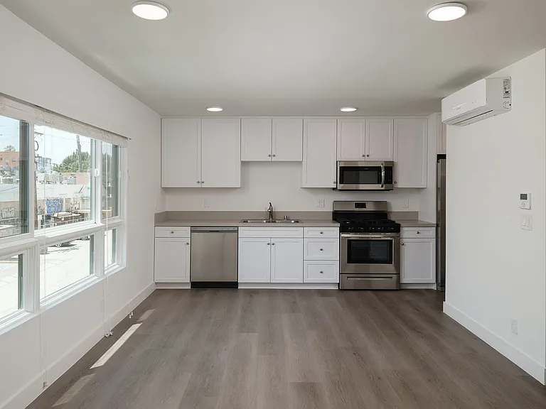 Spacious 2 Bed Townhouses! * Best Koreatown Location * Washer & Dryer * Bidet — Photo 20